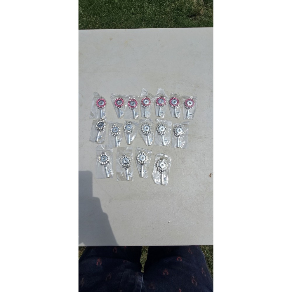 silver key-shaped snap pendant bases w/ rhinestone flower centers Lot Of 17